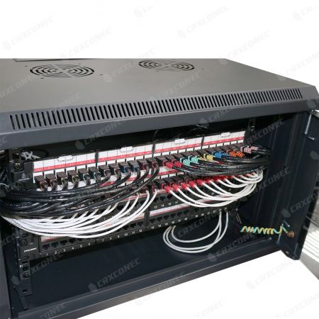 خزانة مثبتة على الحائط مع باب مهوى لمركز البيانات